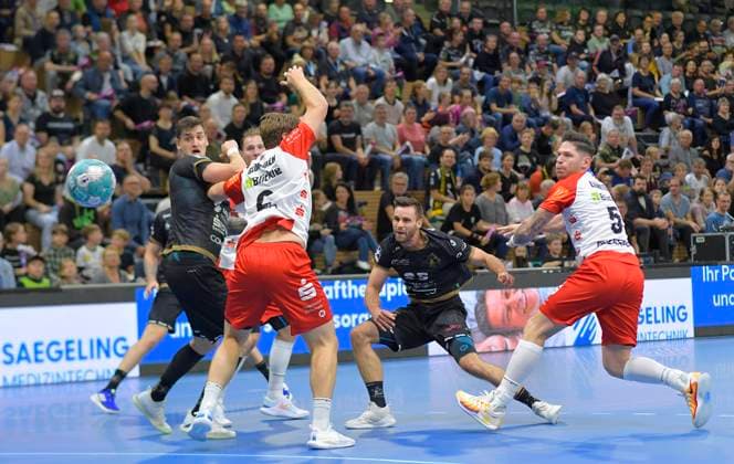 27 09 2024, Dresdens Sebastian Greß and Dresdens Oliver Seidler look on, Handball, 2 Bundesliga, HC Elbflorenz Dresden HBW Balingen Weilstetten, c Dresden