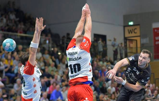 27 09 2024, Dresdens Timo Löser throws, in front Balingens Daniel Ingason, Handball, 2 Bundesliga, HC Elbflorenz Dresden HBW Balingen Weilstetten, c Dresden