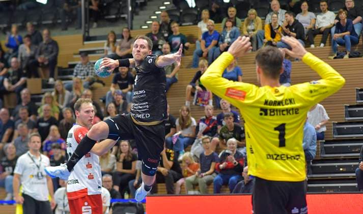 27 09 2024, Dresdens Julius Dierberg scores against Balingens Mateusz Kornecki, Handball, 2 Bundesliga, HC Elbflorenz Dresden HBW Balingen Weilstetten, c Dresden