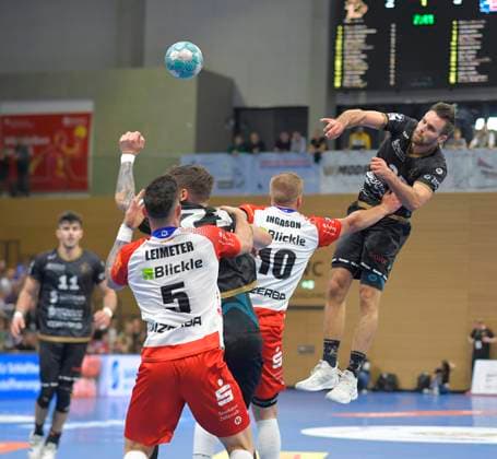 27 09 2024, Dresdens Sebastian Greß throws, in front Balingens Casaba Leimeter and Daniel Ingason, Handball, 2 Bundesliga, HC Elbflorenz Dresden HBW Balingen Weilstetten 31 35, c Dresden