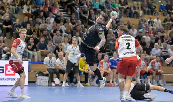 27 09 2024, Dresdens Oliver Seidler scores, right Daniel Blomgren, Handball, 2 Bundesliga, HC Elbflorenz Dresden HBW Balingen Weilstetten 31 35, c Dresden