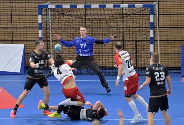 27 09 2024, Dresdens Robin Cantegrel holds a ball from Balingens Tim Matthes, Handball, 2 Bundesliga, HC Elbflorenz Dresden HBW Balingen Weilstetten 31 35, c Dresden