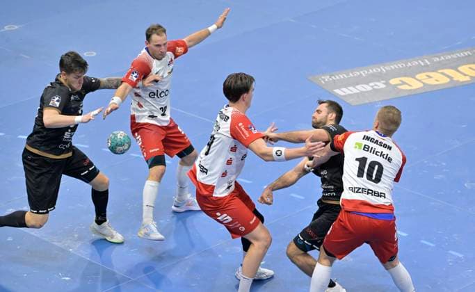 27 09 2024, Dresdens Sebastian Greß prevails against Balingens Tim Grüner and Daniel Ingason, Handball, 2 Bundesliga, HC Elbflorenz Dresden HBW Balingen Weilstetten 31 35, c Dresden