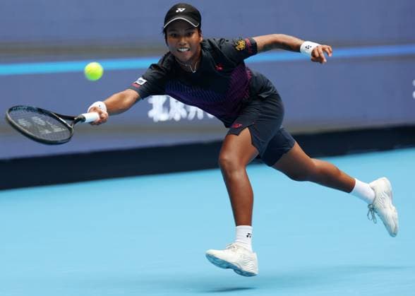 (240928) -- BEIJING, Sept. 28, 2024 -- Mananchaya Sawangkaew of Thailand returns a shot during the women s singles second round match between Aryna Sabalenka of Belarus and Mananchaya Sawangkaew of Thailand at 2024 China Open tennis tournament in Beijing, capital of China, Sept. 28, 2024. ) (SP)CHINA-BEIJING-TENNIS-CHINA OPEN-WOMEN S SINGLES-SECOND ROUND (CN) ZhangxChenlin 