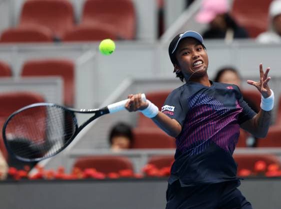 (240928) -- BEIJING, Sept. 28, 2024 -- Mananchaya Sawangkaew of Thailand returns a shot during the women s singles second round match between Aryna Sabalenka of Belarus and Mananchaya Sawangkaew of Thailand at 2024 China Open tennis tournament in Beijing, capital of China, Sept. 28, 2024. ) (SP)CHINA-BEIJING-TENNIS-CHINA OPEN-WOMEN S SINGLES-SECOND ROUND (CN) ZhangxChenlin 