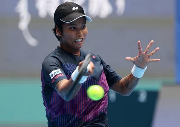 (240928) -- BEIJING, Sept. 28, 2024 -- Mananchaya Sawangkaew of Thailand returns a shot during the women s singles second round match between Aryna Sabalenka of Belarus and Mananchaya Sawangkaew of Thailand at 2024 China Open tennis tournament in Beijing, capital of China, Sept. 28, 2024. ) (SP)CHINA-BEIJING-TENNIS-CHINA OPEN-WOMEN S SINGLES-SECOND ROUND (CN) ZhangxChenlin 