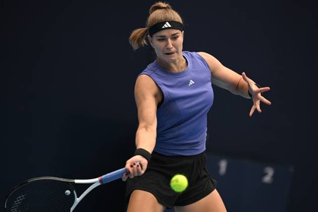 (240928) -- BEIJING, Sept. 28, 2024 -- Karolina Muchova of the Czech Republic returns a shot during the women s singles second round match between Karolina Muchova of the Czech Republic and Yuan Yue of China at 2024 China Open tennis tournament in Beijing, capital of China, Sept. 28, 2024. ) (SP)CHINA-BEIJING-TENNIS-CHINA OPEN-WOMEN S SINGLES-SECOND ROUND (CN) ZhangxLong 