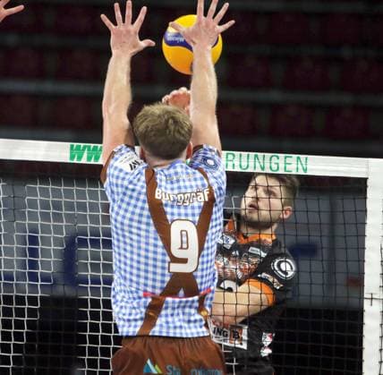 from left Eric BURGGRAEF Herrsching , Ruben SCHOTT Berlin , He Volleyballl, Bundesliga 2024 25 WWK Volleys Herrsching vs Berlin Recycling Volleys, 27 09 24 BMW Park, Munich, Copyright: WolfgangxFehrmann