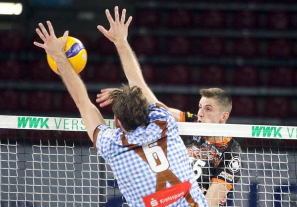 from left Filip JOHN Herrsching , Moritz REICHERT Berlin , He Volleyballl, Bundesliga 2024 25 WWK Volleys Herrsching vs Berlin Recycling Volleys, 27 09 24 BMW Park, Munich, Copyright: WolfgangxFehrmann