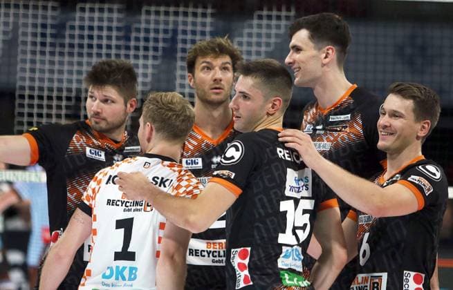 Berlin delighted with point win, He Volleyballl, Bundesliga 2024 25 WWK Volleys Herrsching vs Berlin Recycling Volleys, 27 09 24 BMW Park, Munich, Copyright: WolfgangxFehrmann