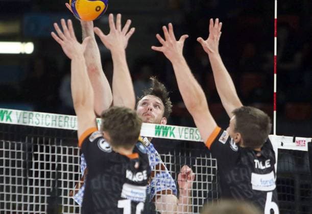 in the middle Filip JOHN Herrsching , He Volleyballl, Bundesliga 2024 25 WWK Volleys Herrsching vs Berlin Recycling Volleys, 27 09 24 BMW Park, Munich, Copyright: WolfgangxFehrmann