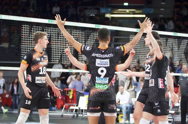 Berlins joy at the victory, He Volleyballl, Bundesliga 2024 25 WWK Volleys Herrsching vs Berlin Recycling Volleys, 27 09 24 BMW Park, Munich, Copyright: WolfgangxFehrmann