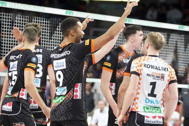Berlins joy at the victory, He Volleyballl, Bundesliga 2024 25 WWK Volleys Herrsching vs Berlin Recycling Volleys, 27 09 24 BMW Park, Munich, Copyright: WolfgangxFehrmann