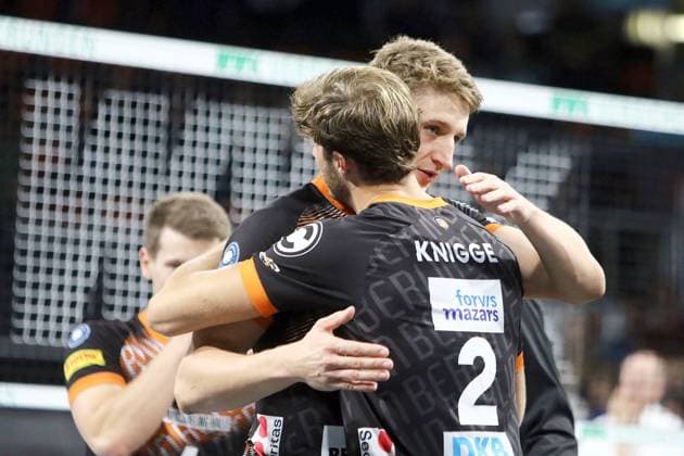 from left Matthew KNIGGE Berlin , Florian KRAGE Berlin , He Volleyballl, Bundesliga 2024 25 WWK Volleys Herrsching vs Berlin Recycling Volleys, 27 09 24 BMW Park, Munich, Copyright: WolfgangxFehrmann