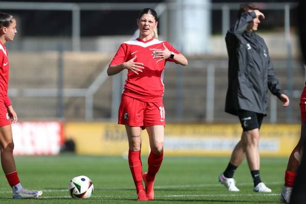 Eileen Campbell SC Freiburg gestures, gestures during the Woman Bundesliga match between 1 FC Köln and SC Freiburg, Franz Kremer Stadion on September 28, 2024 in Cologne, Germany Photo by Oliver Kaelke DeFodi Images Eileen Campbell SC Freiburg gestures during the Woman Bundesliga match between 1 FC Köln and SC Freiburg at Franz Kremer Stadion on September 28, 2024 in Köln, Germany Photo by Oliver Kaelke DeFodi Images DFL regulations prohibit any use of photographs as image sequences and or quasi video Defodi 678 2024 09 28 OK KOESCF 0051 Defodi-678 DFL regulations prohibit any use of photographs as image sequences and or quasi-video.