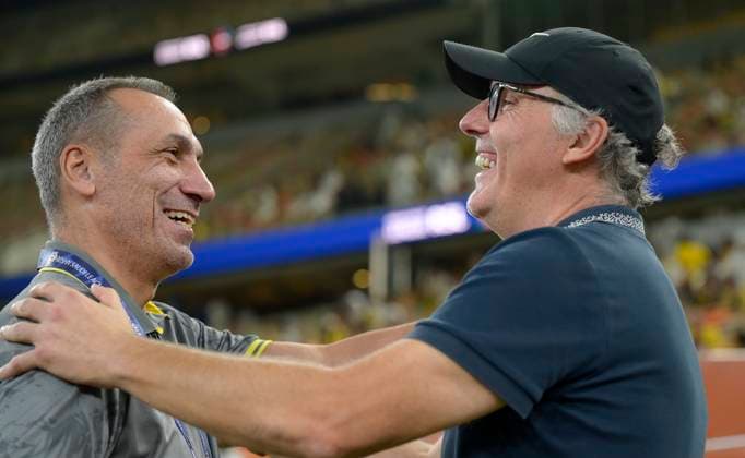 RIYADH, SAUDI ARABIA - SEPTEMBER 27: Al Khaleej Manager Georgios Donis (left) chats to Al Ittihad Manager Laurent Blanc before the Saudi Pro League match between Al Ittihad and Al Khaleej at King Abduallah City on September 27, 2024 in Riyadh, Saudi Arabia. (Photo by Khalid Alhaj) SPO  Copyright: xKhalidxAlhaj