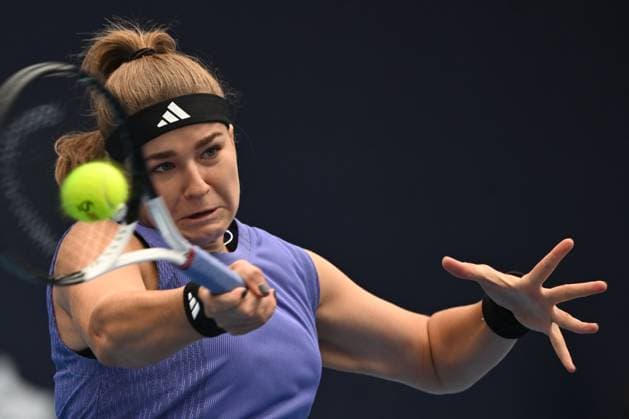 (240928) -- BEIJING, Sept. 28, 2024 -- Karolina Muchova of the Czech Republic returns a shot during the women s singles second round match between Karolina Muchova of the Czech Republic and Yuan Yue of China at 2024 China Open tennis tournament in Beijing, capital of China, Sept. 28, 2024. ) (SP)CHINA-BEIJING-TENNIS-CHINA OPEN-WOMEN S SINGLES-SECOND ROUND (CN) ZhangxLong 