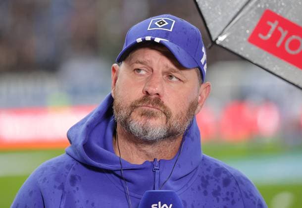 Head Coach Steffen Baumgart HSV Football, Men, Season 2024 2025, 2 BL, Volksparkstadion, Hamburger SV vs SC Paderborn DFL REGULATIONS PROHIBIT ANY USE OF PHOTOGRAPHS AS IMAGE SEQUENCES AND OR QUASI VIDEO