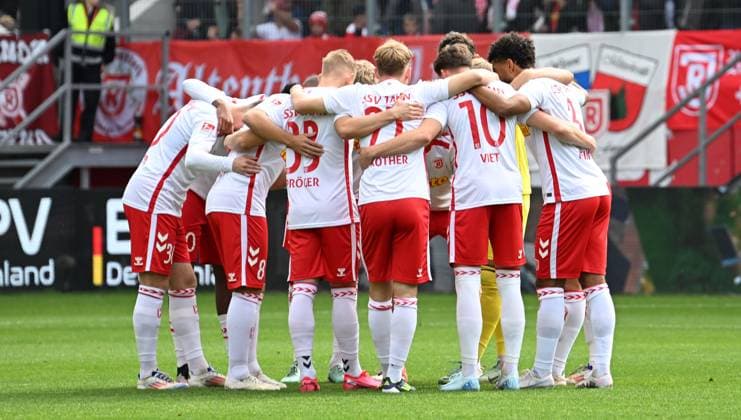 28 09 2024 Soccer Season 2024 2025 2 Soccer Bundesliga 07 Matchday SSV Jahn Regensburg 1 FC Kaiserslautern Lautern FCK Rote Teulfel Sportfoto Zink xwoxzix DFL regulations prohibit any use of photographs as image sequences and or quasi video only for editorial use Teamkreis Mannschaft Team Jahn
