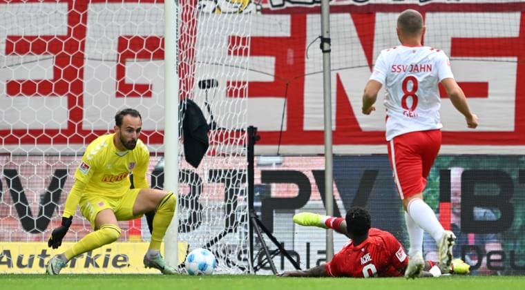 28 09 2024 Soccer Season 2024 2025 2 Soccer Bundesliga 07 Matchday SSV Jahn Regensburg 1 FC Kaiserslautern Lautern FCK Rote Teulfel Sportfoto Zink xwoxzix DFL regulations prohibit any use of photographs as image sequences and or quasi video only for editorial use Felix Gebhardt 1, SSV Jahn Regensburg Ragnar Ache 9, 1 FC Kaiserslautern FCK Chance Torchance