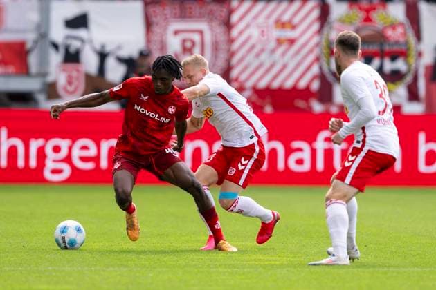 28 09 2024 Football, 2 Bundesliga SSV Jahn Regensburg 1 FC Kaiserslautern, season 2024 2025 at the training ground in Brackel Lautern Dickson Abiama l r , Regensburgs Kai Pröger and Regensburgs Christian Kühlwetter fight for the ball IMPORTANT NOTICE According to the regulations of the DFL German Football League and the DFB German Football Association, it is prohibited to use or have used photographs taken in the stadium and or of the match in the form of sequential images and or video-like photo series Copyright: xDavidxInderliedx