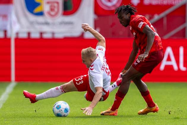 28 09 2024 Football, 2 Bundesliga SSV Jahn Regensburg 1 FC Kaiserslautern, season 2024 2025 at the training ground in Brackel Regensburgs Kai Pröger l and Lauterns Dickson Abiama fight for the ball IMPORTANT NOTICE According to the regulations of the DFL German Football League and the DFB German Football Association, it is prohibited to use or have used photographs taken in the stadium and or of the match in the form of sequential images and or video-like photo series Copyright: xDavidxInderliedx