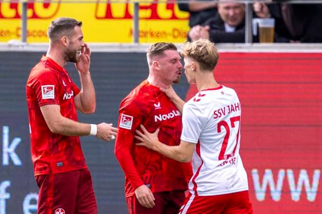28 09 2024 Football, 2 Bundesliga SSV Jahn Regensburg 1 FC Kaiserslautern, season 2024 2025 at the training ground in Brackel Regensburgs Dominik Kother r grabs Lauterns Marlon Ritter by the neck IMPORTANT NOTICE According to the regulations of the DFL German Football League and the DFB German Football Association, it is prohibited to use or have used photographs taken in the stadium and or of the match in the form of sequential images and or video-like photo series Copyright: xDavidxInderliedx