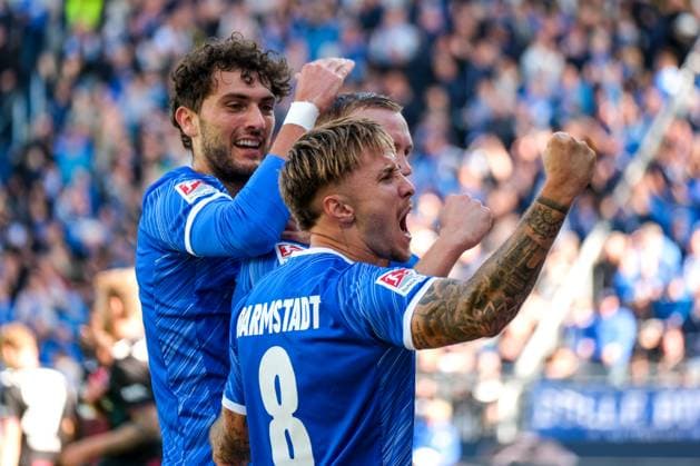Isac Lidberg SV Darmstadt 98, 07 and team celebrate the goal to 1 0, GER, SV Darmstadt 98 vs 1 FC Magdeburg, Football, 2 Bundesliga, Matchday 7, Season 2024 2025, 28 09 2024 DFL REGULATIONS PROHIBIT ANY USE OF PHOTOGRAPHS as IMAGE SEQUENCES and or QUASI VIDEO GER, SV Darmstadt 98 vs 1 FC Magdeburg, Football, 2 Bundesliga, Matchday 7, Season 2024 2025, 28 09 2024 Darmsatdt Copyright: xEibner-Pressefoto FlorianxWieganx EP_FWD