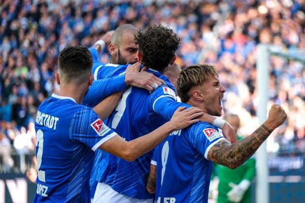 Isac Lidberg SV Darmstadt 98, 07 and team celebrate the goal to 1 0, GER, SV Darmstadt 98 vs 1 FC Magdeburg, Football, 2 Bundesliga, Matchday 7, Season 2024 2025, 28 09 2024 DFL REGULATIONS PROHIBIT ANY USE OF PHOTOGRAPHS as IMAGE SEQUENCES and or QUASI VIDEO GER, SV Darmstadt 98 vs 1 FC Magdeburg, Football, 2 Bundesliga, Matchday 7, Season 2024 2025, 28 09 2024 Darmsatdt Copyright: xEibner-Pressefoto FlorianxWieganx EP_FWD