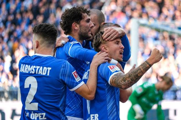 Isac Lidberg SV Darmstadt 98, 07 and team celebrate the goal to 1 0, GER, SV Darmstadt 98 vs 1 FC Magdeburg, Football, 2 Bundesliga, Matchday 7, Season 2024 2025, 28 09 2024 DFL REGULATIONS PROHIBIT ANY USE OF PHOTOGRAPHS as IMAGE SEQUENCES and or QUASI VIDEO GER, SV Darmstadt 98 vs 1 FC Magdeburg, Football, 2 Bundesliga, Matchday 7, Season 2024 2025, 28 09 2024 Darmsatdt Copyright: xEibner-Pressefoto FlorianxWieganx EP_FWD