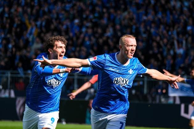 Isac Lidberg SV Darmstadt 98, 07 and Fraser Hornby SV Darmstadt 98, 09 celebrate the goal for 1 0, GER, SV Darmstadt 98 vs 1 FC Magdeburg, Football, 2 Bundesliga, Matchday 7, Season 2024 2025, 28 09 2024 DFL REGULATIONS PROHIBIT ANY USE OF PHOTOGRAPHS as IMAGE SEQUENCES and or QUASI VIDEO GER, SV Darmstadt 98 vs 1 FC Magdeburg, Football, 2 Bundesliga, Matchday 7, Season 2024 2025, 28 09 2024 Darmsatdt Copyright: xEibner-Pressefoto FlorianxWieganx EP_FWD