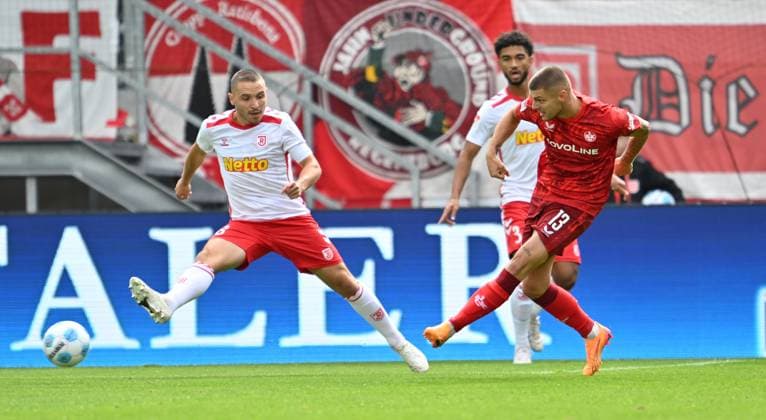 28 09 2024 Soccer Season 2024 2025 2 Soccer Bundesliga 07 Matchday SSV Jahn Regensburg 1 FC Kaiserslautern Lautern FCK Rote Teulfel Sportfoto Zink xwoxzix DFL regulations prohibit any use of photographs as image sequences and or quasi video only for editorial use Andreas Geipl 8, SSV Jahn Regensburg Erik Wekesser 13, 1 FC Kaiserslautern FCK