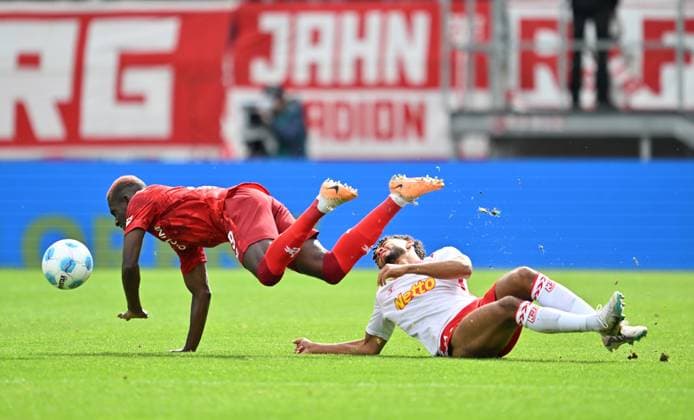 28 09 2024 Soccer Season 2024 2025 2 Soccer Bundesliga 07 Matchday SSV Jahn Regensburg 1 FC Kaiserslautern Lautern FCK Rote Teulfel Sportfoto Zink xwoxzix DFL regulations prohibit any use of photographs as image sequences and or quasi video only for editorial use Richmond Tachie 29, 1 FC Kaiserslautern FCK Bryan Hein 3, SSV Jahn Regensburg