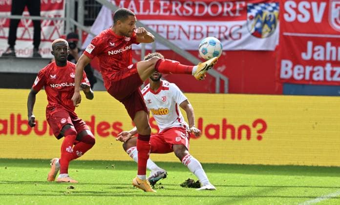 28 09 2024 Soccer Season 2024 2025 2 Soccer Bundesliga 07 Matchday SSV Jahn Regensburg 1 FC Kaiserslautern Lautern FCK Rote Teulfel Sportfoto Zink xwoxzix DFL regulations prohibit any use of photographs as image sequences and or quasi video only for editorial use Jan Gyamerah 32, 1 FC Kaiserslautern FCK