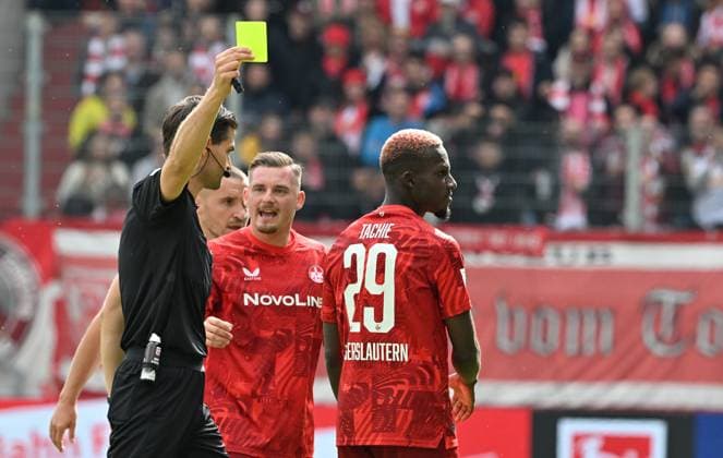 28 09 2024 Soccer Season 2024 2025 2 Soccer Bundesliga 07 Matchday SSV Jahn Regensburg 1 FC Kaiserslautern Lautern FCK Rote Teulfel Sportfoto Zink xwoxzix DFL regulations prohibit any use of photographs as image sequences and or quasi video only for editorial use Max Burda Referee shows Richmond Tachie 29, 1 FC Kaiserslautern FCK yellow card yellow