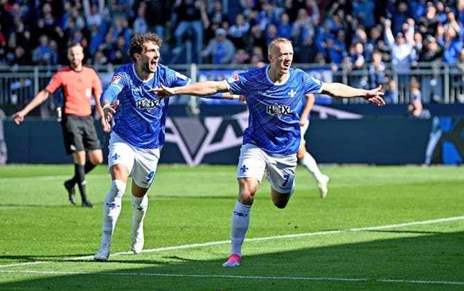 28 09 2024, xfux, Fußball 2 Bundesliga, SV Darmstadt 98 1 FC Magdeburg, v l Fraser Hornby SV Darmstadt 98 , Torschuetze Torschütze Isac Lidberg SV Darmstadt 98 Torjubel, Jubel, Goal celebration, celebrate the goal zum 1 0 jubelnd bejubelt jubelt jubeln Jubel DFL DFB REGULATIONS PROHIBIT ANY USE OF PHOTOGRAPHS as IMAGE SEQUENCES and or QUASI VIDEO Licensing of the photographic work to and or by SV Darmstadt 1898 e V and subsidiaries is not permitted No release of or sale to SV Darmstadt 1898 e V Darmstadt