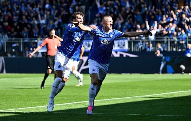 28 09 2024, xfux, Fußball 2 Bundesliga, SV Darmstadt 98 1 FC Magdeburg, v l Fraser Hornby SV Darmstadt 98 , Torschuetze Torschütze Isac Lidberg SV Darmstadt 98 Torjubel, Jubel, Goal celebration, celebrate the goal zum 1 0 jubelnd bejubelt jubelt jubeln Jubel DFL DFB REGULATIONS PROHIBIT ANY USE OF PHOTOGRAPHS as IMAGE SEQUENCES and or QUASI VIDEO Licensing of the photographic work to and or by SV Darmstadt 1898 e V and subsidiaries is not permitted No release of or sale to SV Darmstadt 1898 e V Darmstadt