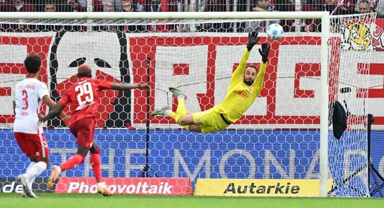 28 09 2024 Soccer Season 2024 2025 2 Soccer Bundesliga 07 Matchday SSV Jahn Regensburg 1 FC Kaiserslautern Lautern FCK Rote Teulfel Sportfoto Zink xwoxzix DFL regulations prohibit any use of photographs as image sequences and or quasi video only for editorial use Felix Gebhardt 1, SSV Jahn Regensburg Parade