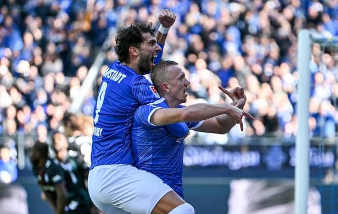 28 09 2024, xfux, Fußball 2 Bundesliga, SV Darmstadt 98 1 FC Magdeburg, v l Fraser Hornby SV Darmstadt 98 , Torschuetze Torschütze Isac Lidberg SV Darmstadt 98 Torjubel, Jubel, Goal celebration, celebrate the goal zum 1 0 jubelnd bejubelt jubelt jubeln Jubel DFL DFB REGULATIONS PROHIBIT ANY USE OF PHOTOGRAPHS as IMAGE SEQUENCES and or QUASI VIDEO Licensing of the photographic work to and or by SV Darmstadt 1898 e V and subsidiaries is not permitted No release of or sale to SV Darmstadt 1898 e V Darmstadt