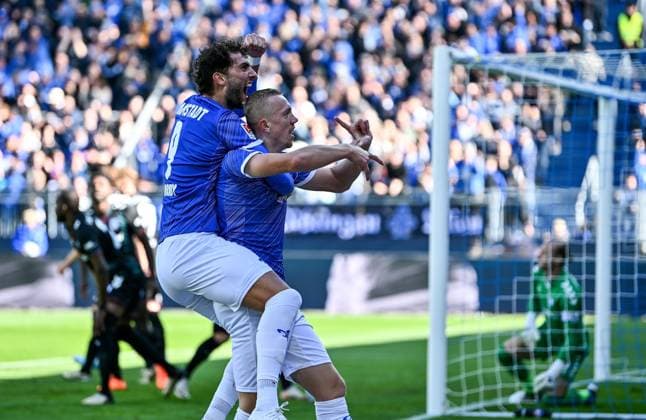 28 09 2024, xfux, Fußball 2 Bundesliga, SV Darmstadt 98 1 FC Magdeburg, v l Fraser Hornby SV Darmstadt 98 , Torschuetze Torschütze Isac Lidberg SV Darmstadt 98 Torjubel, Jubel, Goal celebration, celebrate the goal zum 1 0 jubelnd bejubelt jubelt jubeln Jubel DFL DFB REGULATIONS PROHIBIT ANY USE OF PHOTOGRAPHS as IMAGE SEQUENCES and or QUASI VIDEO Licensing of the photographic work to and or by SV Darmstadt 1898 e V and subsidiaries is not permitted No release of or sale to SV Darmstadt 1898 e V Darmstadt