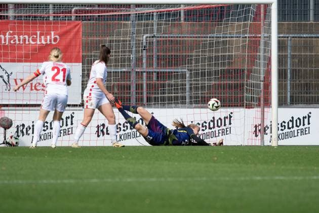 Köln, Germany, September 28th 2024 Goalkeeper Paula Hoppe (12 Koeln) miss the ball during the Google Pixel Frauen-Bundesliga between 1. FC Köln and SC Freiburg at Franz-Kremer-Stadion in Köln, Germany. Qianru Zhang (Qianru Zhang SPP) Copyright: xQianruxZhang SPPx spp-en-QiZh-DSC_2121