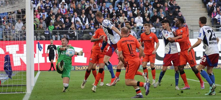Sebastian Schonlau HSV fails at goalkeeper Pelle Boevink SC Paderborn 07 Football, Men, Season 2024 2025, 2 BL, Volksparkstadion, Hamburger SV vs SC Paderborn DFL REGULATIONS PROHIBIT ANY USE OF PHOTOGRAPHS AS IMAGE SEQUENCES AND OR QUASI VIDEO