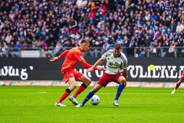 Filip Bilbija SC Paderborn, 07 , Jonas Meffert Hamburger SV, 23 GER, Hamburger SV vs SC Paderborn 07, Football, 2 Bundesliga, Matchday 7, Season 2024 2025, 28 09 2024 DFL REGULATIONS PROHIBIT ANY USE OF PHOTOGRAPHS AS IMAGE SEQUENCES AND OR QUASI VIDEO GER, Hamburger SV vs SC Paderborn 07, Football, 2 Bundesliga, Matchday 7, Season 2024 2025, 28 09 2024 Hamburg Copyright: xEibner-Pressefoto MarcelxvonxFehrnx EP_MFN
