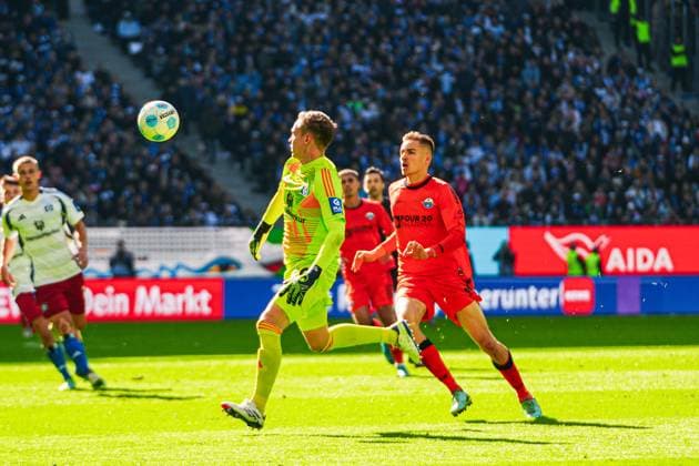 Matheo Raab Hamburger SV, 19 , Filip Bilbija SC Paderborn, 07 GER, Hamburger SV vs SC Paderborn 07, Football, 2 Bundesliga, Matchday 7, Season 2024 2025, 28 09 2024 DFL REGULATIONS PROHIBIT ANY USE OF PHOTOGRAPHS AS IMAGE SEQUENCES AND OR QUASI VIDEO GER, Hamburger SV vs SC Paderborn 07, Football, 2 Bundesliga, Matchday 7, Season 2024 2025, 28 09 2024 Hamburg Copyright: xEibner-Pressefoto MarcelxvonxFehrnx EP_MFN