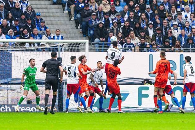 Goal shot Goal chance by header Robert Glatzel Hamburger SV, 09 GER, Hamburger SV vs SC Paderborn 07, Football, 2 Bundesliga, Matchday 7, Season 2024 2025, 28 09 2024 DFL REGULATIONS PROHIBIT ANY USE OF PHOTOGRAPHS AS IMAGE SEQUENCES AND OR QUASI VIDEO GER, Hamburger SV vs SC Paderborn 07, Football, 2 Bundesliga, Matchday 7, Season 2024 2025, 28 09 2024 Hamburg Copyright: xEibner-Pressefoto MarcelxvonxFehrnx EP_MFN