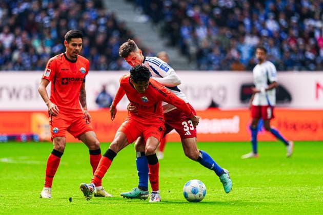 Mika Baur SC Paderborn, 09 , Noah Katterbach Hamburger SV, 33 GER, Hamburger SV vs SC Paderborn 07, Football, 2 Bundesliga, Matchday 7, Season 2024 2025, 28 09 2024 DFL REGULATIONS PROHIBIT ANY USE OF PHOTOGRAPHS AS IMAGE SEQUENCES AND OR QUASI VIDEO GER, Hamburger SV vs SC Paderborn 07, Football, 2 Bundesliga, Matchday 7, Season 2024 2025, 28 09 2024 Hamburg Copyright: xEibner-Pressefoto MarcelxvonxFehrnx EP_MFN