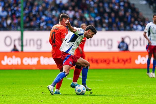 Koen Kostons SC Paderborn, 10 , Daniel Elfadli Hamburger SV, 08 GER, Hamburger SV vs SC Paderborn 07, Football, 2 Bundesliga, Matchday 7, Season 2024 2025, 28 09 2024 DFL REGULATIONS PROHIBIT ANY USE OF PHOTOGRAPHS AS IMAGE SEQUENCES AND OR QUASI VIDEO GER, Hamburger SV vs SC Paderborn 07, Football, 2 Bundesliga, Matchday 7, Season 2024 2025, 28 09 2024 Hamburg Copyright: xEibner-Pressefoto MarcelxvonxFehrnx EP_MFN