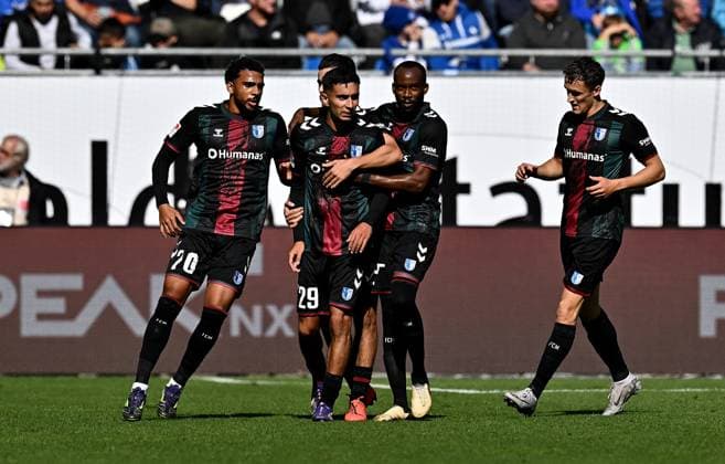 28 09 2024, xfux, Fußball 2 Bundesliga, SV Darmstadt 98 1 FC Magdeburg, v l Jason Ceka 1 FC Magdeburg , Livan Burcu 1 FC Magdeburg and player 1 FC Magdeburg Torjubel, Jubel, Goal celebration, celebrate the goal zum 1 1 jubelnd bejubelt jubelt jubeln Jubel DFL DFB REGULATIONS PROHIBIT ANY USE OF PHOTOGRAPHS as IMAGE SEQUENCES and or QUASI VIDEO Licensing of the photographic work to and or by SV Darmstadt 1898 e V and subsidiaries is not permitted No release of or sale to SV Darmstadt 1898 e V Darmstadt