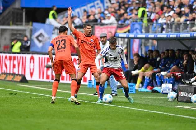 GER 2 FBL,, Hamburger SV vs SC Paderborn 07 28 09 2024, Volksparkstadion, Hamburg, GER 2 FBL, Hamburger SV vs SC Paderborn 07 in the picture Noah Katterbach Hamburg 33 tries to assert himself against Koen Kostons Paderborn 10 nordphotoxGmbH xWitke nph00002
