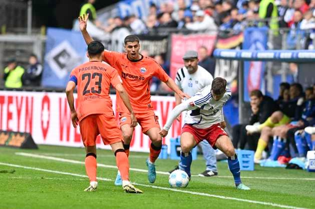 GER 2 FBL,, Hamburger SV vs SC Paderborn 07 28 09 2024, Volksparkstadion, Hamburg, GER 2 FBL, Hamburger SV vs SC Paderborn 07 in the picture Noah Katterbach Hamburg 33 tries to assert himself against Koen Kostons Paderborn 10 nordphotoxGmbH xWitke nph00002
